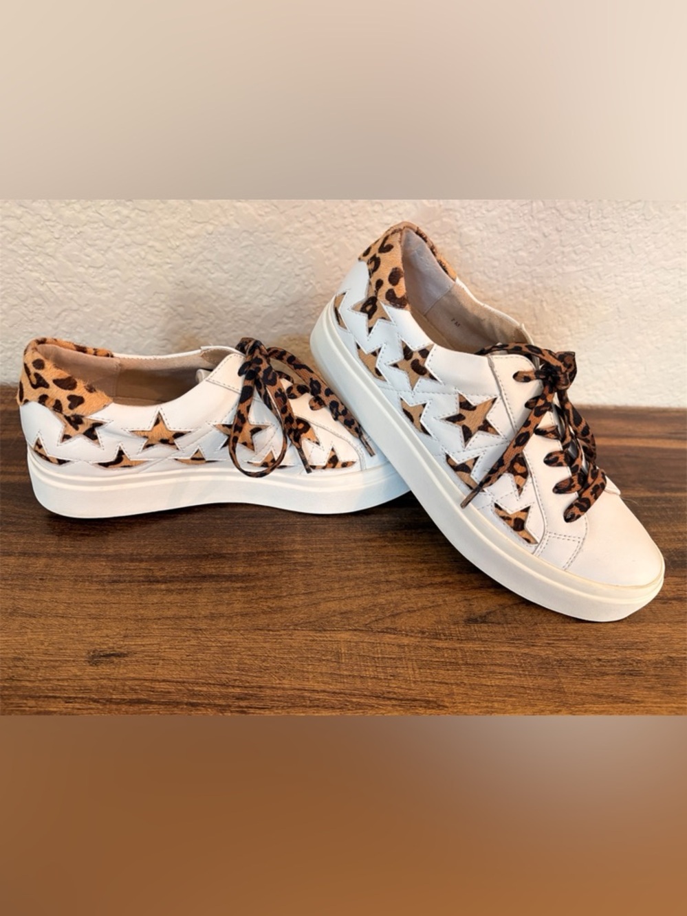 VANELI WOMEN'S YOLEN‎ WHITE NAPPA WITH CAMEL CHAG, Size 7.